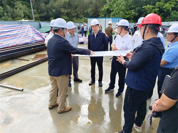 4月28日，市委常务、常务副市长任生调研新安江防洪项目建设情况，开云网页版登录入口-开云online(中国)
副总经理张高峰陪同调研。.jpg