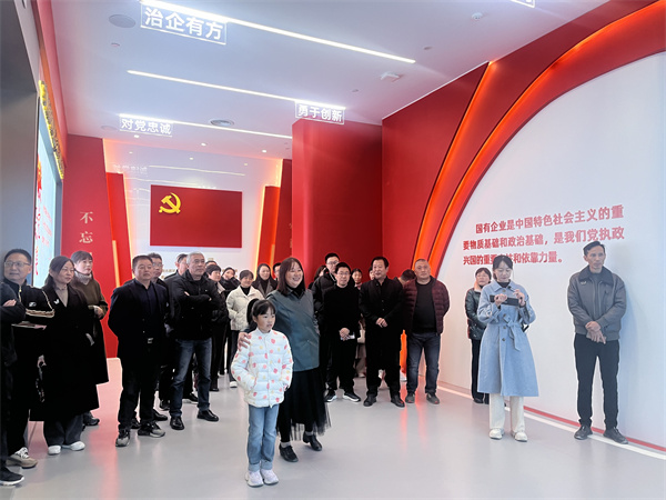 11月30日，开云网页版登录入口-开云online(中国)
纪委联合集团妇联开展“树清廉家风，建幸福家园”家庭助廉活动，为营造风清气正的企业政治生态贡献家庭力量。活动邀请了集团各支部书记、近两年来新任职的集团中层干部及其家属等40余人参加，以别样方式共话家风建设，共筑廉洁防线1。.jpg