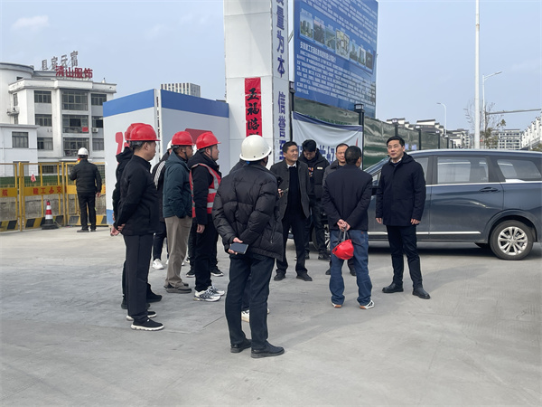 2月5日，县长王奇勇带队调研新徽商创业基地一期一标段项目春节后复工复产工作，开云网页版登录入口-开云online(中国)
总经理潘楷金陪同调研。.jpg