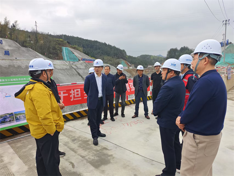 3月27日，县长王奇勇带队调研防洪工程项目建设情况，开云网页版登录入口-开云online(中国)
党委书记、董事长洪筱明，副总经理张高峰陪同调研。.jpg