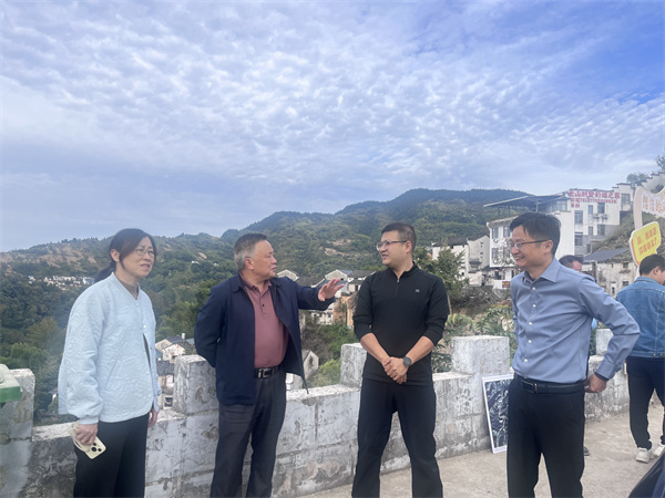 10月29日，县人大郑向阳副主任调研石潭景区建设，洪董、吴书记陪同调研1。.jpg