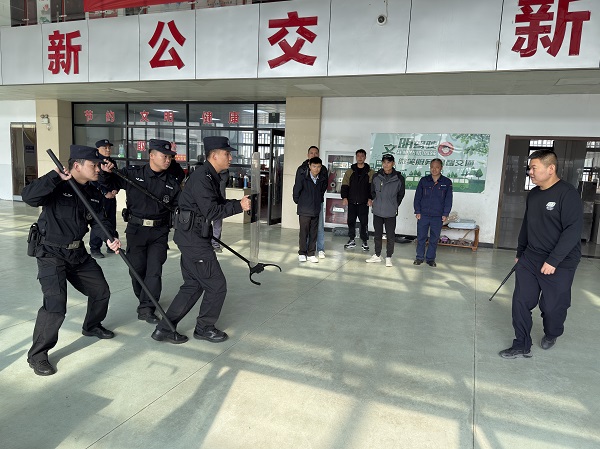 25.12.3警企联动开展公交防恐演练2.jpg
