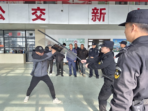 25.12.3警企联动开展公交防恐演练3.jpg