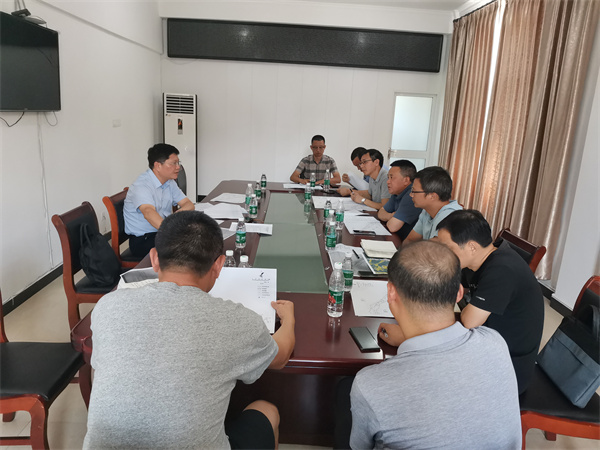 8月26日，县委常务、副县长詹凯在南源口村烟花爆竹公司会议室召开烟花爆竹公司仓储提升项目调度会，开云网页版登录入口-开云online(中国)
党委书记、董事长洪筱明，徽城镇镇长石磊、县公安治安大队长方辉、县供销社主任洪敏、县应急局副局长郑巍、县资规局规划科凌新亮参加会议2。.jpg