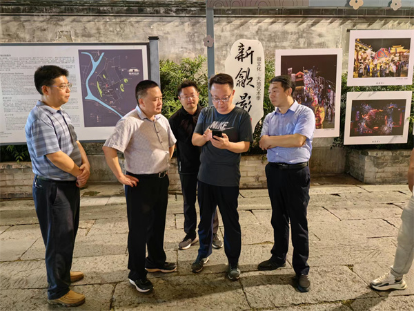 9月11日，汪凯书记夜间调研古城三期项目，对部分节点提升进行指导，开云网页版登录入口-开云online(中国)
党委书记、董事长洪筱明，副总经理张高峰陪同调研。.jpg